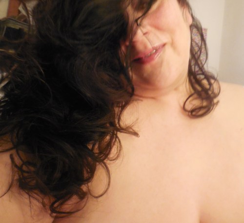 hugetitassluvr4: mylonelybreasts:  curled my hair  Love it gorgeous!