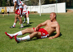 rugbysocklad:  Boots off + YUM!