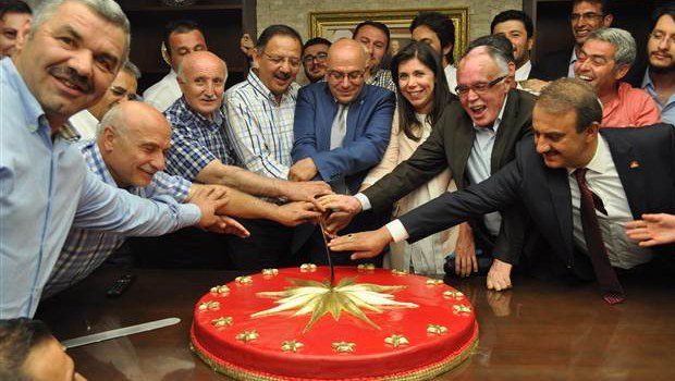 Recep Tayyip Erdoğan’ın resmi olmayan sonuçlara göre cumhurbaşkanı seçilmesi üzerine Ak Parti Kayseri İl Teşkilatında pastalı kutlama yapıldı.
AKP'liler Cumhurbaşkanlığı Forsunu pasta yapıp kesip yediler.