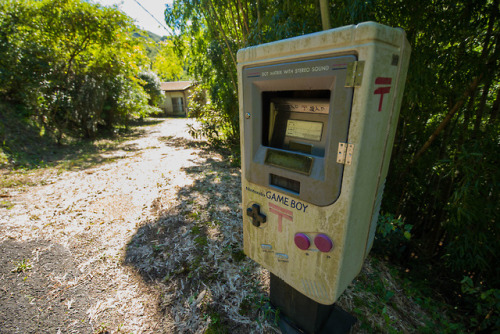 endonesia-urbex: Abandoned Big GAMEBOY 山中の廃ゲームボーイ,日本