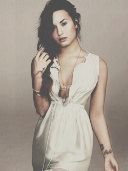 luvsdemi:  “and if you think you’re alone, put on my music, because I’m going to be there for you.” 