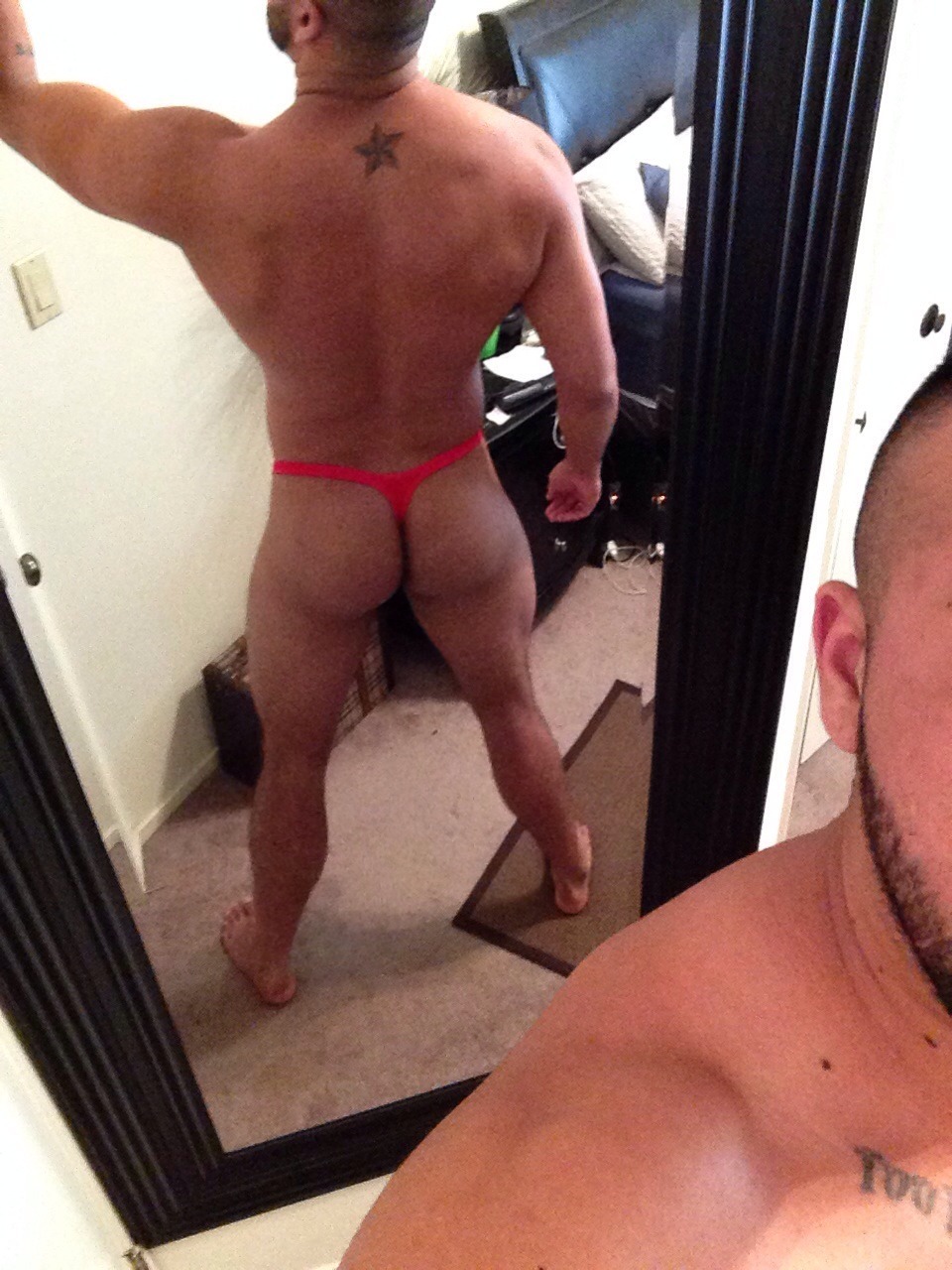 jewishpapi:  thedeckalposts:  I want to SNIFF and SUCK his G- STRING!!! It probably