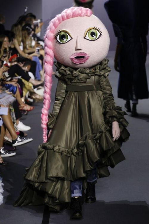 freerenata: therudecouture:Viktor &amp; Rolf fall 2017 couture collection honestly this gagged m
