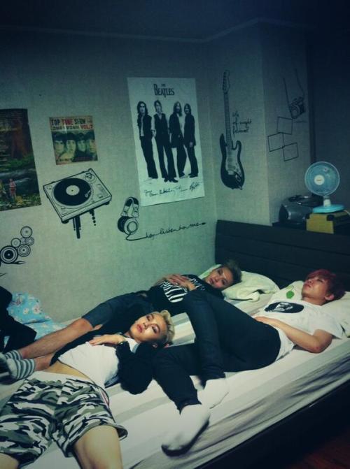 fyeah-btob:  130907 Hyunsik’s Twitter Update 일산와서 우리집 잠깐 들렸는데 내방에서 다들너무 잘잔다 ㅋㅋㅋㅋ자는모습도 멋지네. 멜로디 사랑해!! pic.twitter.com/8vnBZMcWf5  [TRANS] Came to Ilsan Stayed at my house