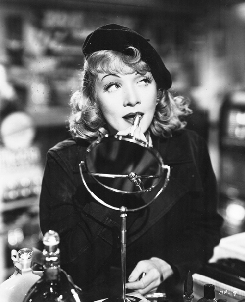 Marlene Dietrich in Manpower (1941)