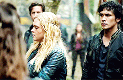 keepcalmimspidey:commandrlexa-blog:Commander Lexa + Sky People have no chillthis