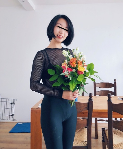 siwaqi: 老婆今天穿着这身衣服去上班，全身被渔网上衣，油光丝袜裹得紧紧的，她说想当SM女王，裙子也不用穿了，把性感美臀露给大家看