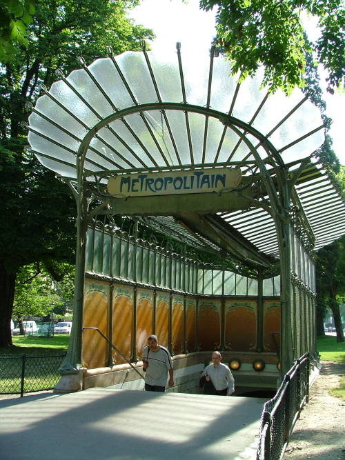 Station Porte Dauphine (Maréchal de Lattre de Tassigny), Paris, view of the aedicula, project by Hec