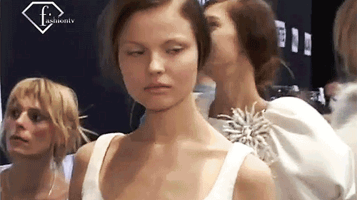 tumbledownthemountain:  Magdalena Frackowiak at Giambattista Valli fall 2009.