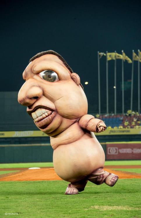 As part of the Shingeki no Kyojin WALL TAIPEI exhibition, the organizers invited the Mini Titan mascot from Osaka to a championship baseball game in Taichung, Taiwan to throw out the first pitch. Unfortunately the Titan’s arms were too tiny, and in