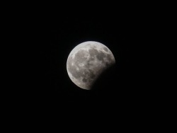 erifili:  pics i took from last night’s lunar eclipse!