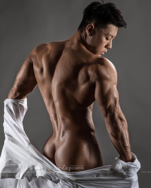 xieziqiu: 冠军的背。 #hothunk #asianhunk #xieziqiu #hunk #mensfashion #men #stylemen https://www.instagram.com/xieziqiu1027/p/BpImEvml8tZ/?utm_source=ig_tumblr_share&igshid=181d59aeckq9f