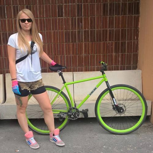 fixiegirls: Repost: @irisz_booklove:#fixie #fixieporn #hungary #hungariangirl #bearsbike #charge #fi