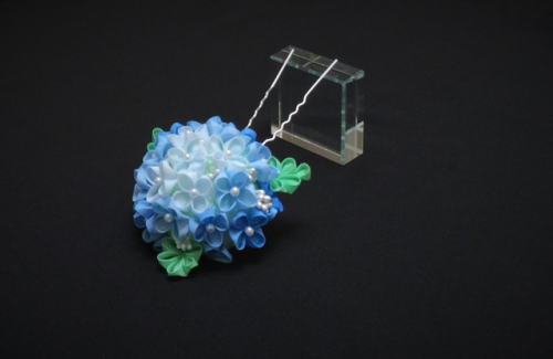 Ajisai (hydrangea) is an ever-popular maiko kanzashi motif for the month of June. Message us if inte