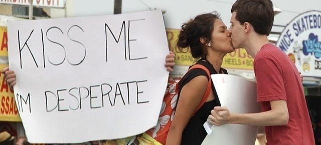 Joven le pide besos gratis a extraños en la calle. Mira lo que sucede.