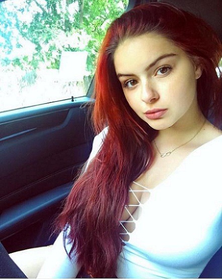 sultryredheads:  Redhead in car