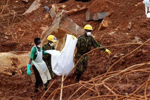 yahoonewsphotos:Nearly 500 bodies recovered from devastating Sierra Leone mudslideRescue workers hav