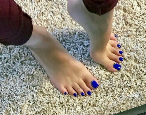 crazysexytoes:  Gorgeous blue toes