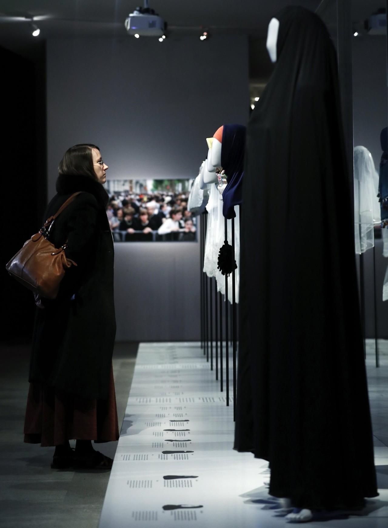 “CHERCHEZ LA FEMME: Wig, Burqa, Wimple” (en busca de la mujer: peluca, burka, griñon) en el Museo Judío de Berlín, Alemania, es la exposición que muestra los motivos históricos y religiosos de las mujeres para cubrirse la cabeza tanto en el judaísmo...