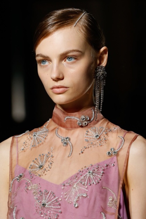 ladolcevitabella:Glamour Beauty: How to wear glitter like you’re on the Fashion Week runway!  From New York to London, Milan and Paris, glitter prevailed on the Spring/Summer 2018 runways. Whether silver or colorful, on eyelids or lips, glitter and