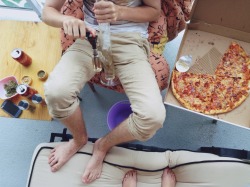 420tabletime:  Balcony bong hits and pizza