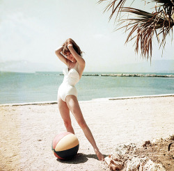 sharontates:   Brigitte Bardot in Cannes