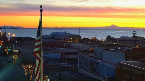 Wake up and see the sunrise here in Oregon, check Facebook and see the sunrise from home from one of the cameras in town. Damn I love the Pacific Northwest!