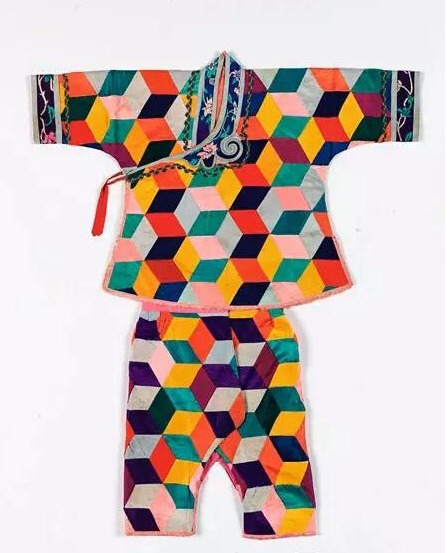 orientallyyours:Late 19th to early 20th century Hundred-Families 百家衣 suit for a child.Source: Artron