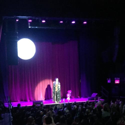 newyorkjen: Finally had time to put this up. @noelfielding11 taking the stage. Look at him in all hi