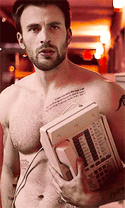 forchrisevans:  chris evans + shirtless😏