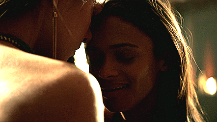 lesbiansilk:  Hemlock Grove - s01e09 (2013) - Kandyse McClure & Kaniehtiio Horn (IMDb) (part 1)  Matt’s favourite lesbian scenes 70/10,000 (INDEX) 