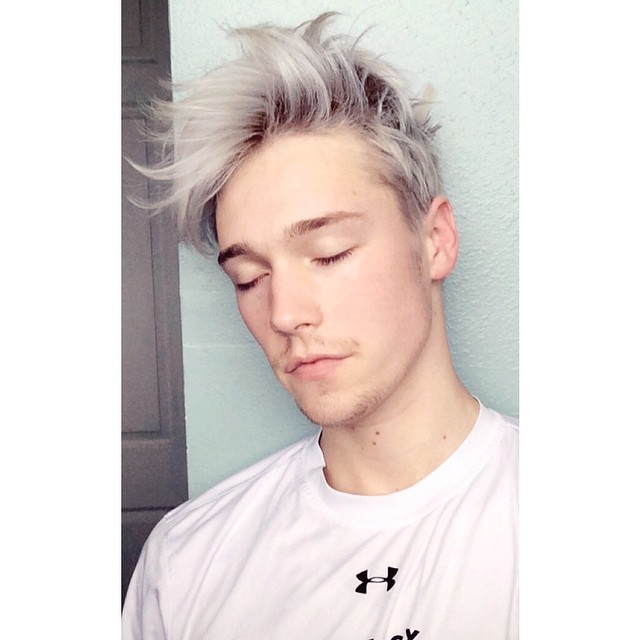 omicron:Waking up with the sick feels like 👱🔫