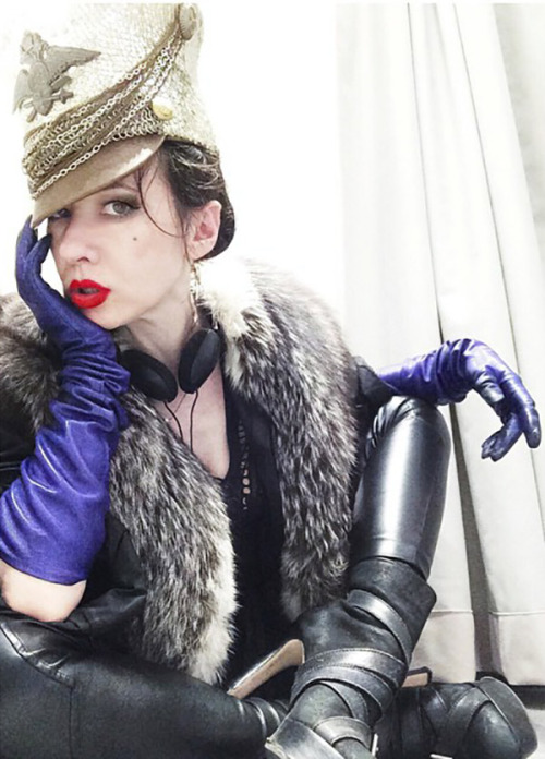 designerleather:  Zulphiya - Jitrois pants, Sermoneta leather gloves