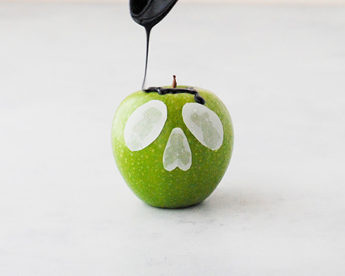 sweetoothgirl:  POISON APPLE CAKE  