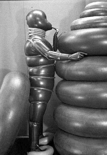 paraphiliaisfun:  trilheirofloripa:  Quero meu escravo infladão assim!  Looks fun!