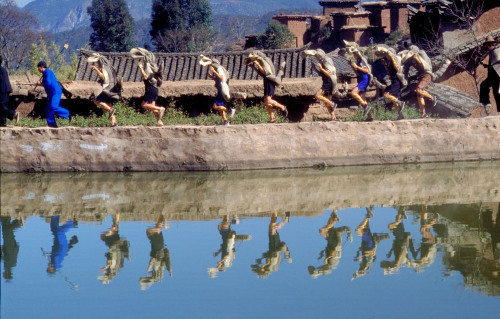 The Tiger Dance of the Yi in Yunnan It is said that the Yi people from Shuangbai County in Yunnan pr