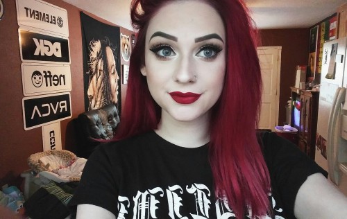 freethink1ng:  oh why am i so pale 