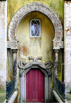 wow-earth-pics:  Ancient Entry, Sintra, Portugal   Looks very Moorish.