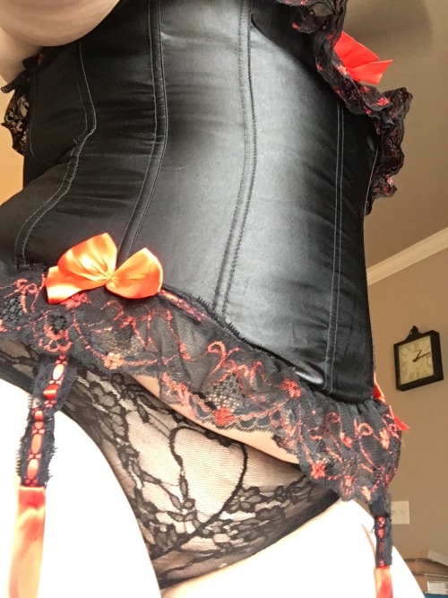 cathyishisdeliciouslittleslut:  Feeling a bit of leather and lace today….