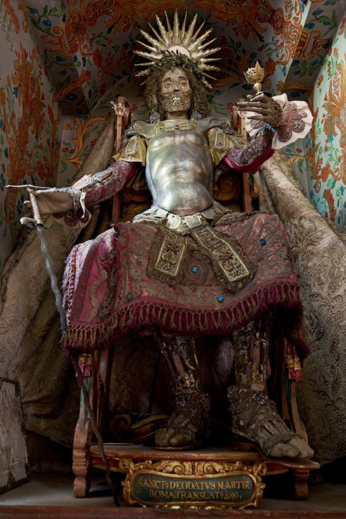 asylum-art-2:  asylum-art-2:  Meet the Fantastically Bejeweled Skeletons of Catholicism’s Forgotten Read   A relic hunter dubbed ‘Indiana  Bones’ has lifted the lid on a macabre collection of 400-year-old  jewel-encrusted skeletons unearthed in