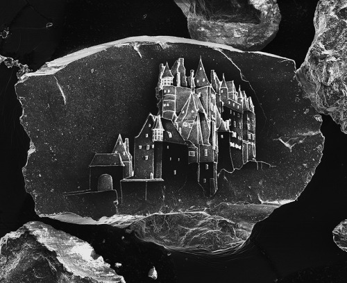 itscolossal:  The World’s Smallest Sandcastles Built on Individual Grains of Sand by Vik Muniz and Marcelo Coelho