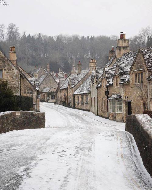 sarahs-delights:A light dusting of snow in Castle Combe, Wiltshire, England.❄️