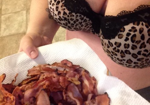 XXX sexonthepeach:  Bacon & Boobies. Watch photo