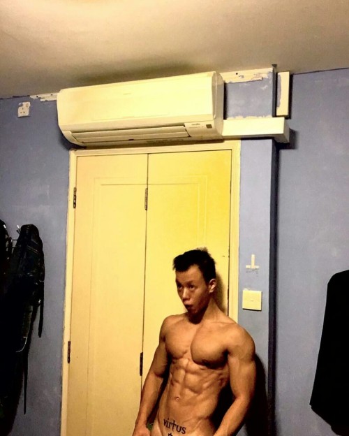 omgsgboytoy:  sgeyecandies:  Hottie from NUS  Omfg who is he?????