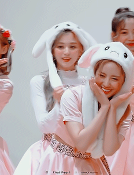 gowon-l:♡ *:.✧ name me a cuter bunny!!✧.:*♡
