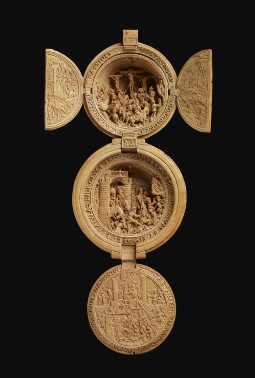 historyarchaeologyartefacts:“Prayer Nut,” a 2.5-inch diameter ball hiding intricate 16th-century bib