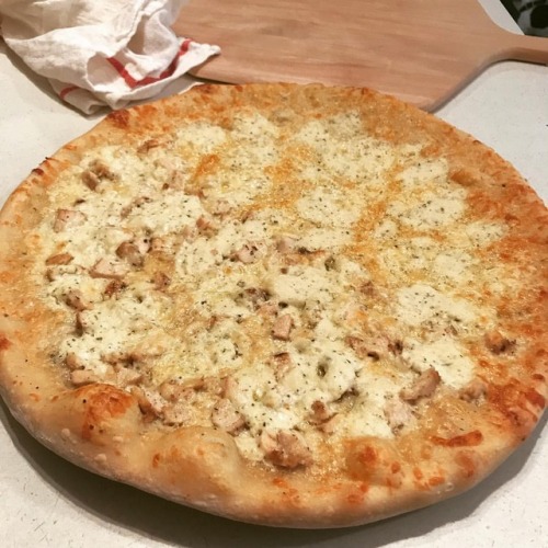 …scratch chicken Alfredo pizzawww.instagram.com/p/Bn4vyGqnnwi/?utm_source=ig_tumblr_share&am