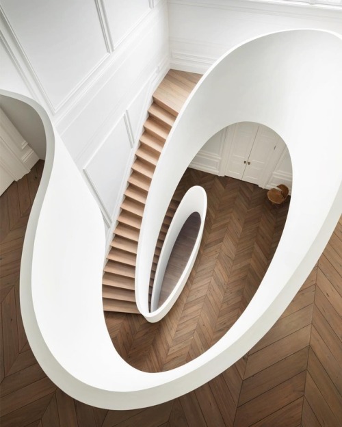  El estudio Steven Harris Architects LLP es el autor de esta casa en Boston. La escalera es …