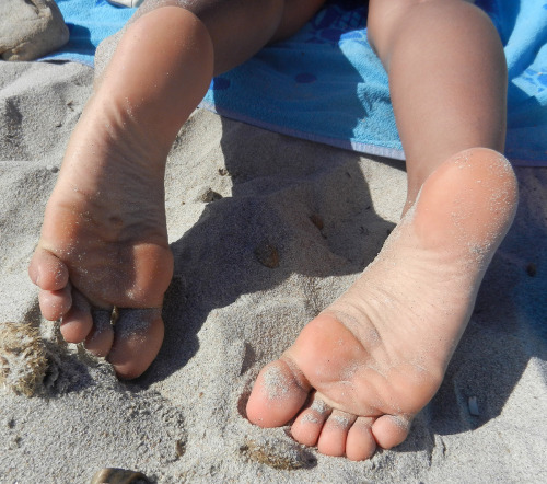Minha esposa adora quando algum taradao começa a encarar os pés dela na praia&hell