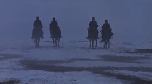 Erano quattro giovani soldati a cavallo, che procedevano guardinghi, coi mitragliatori imbracciati, 